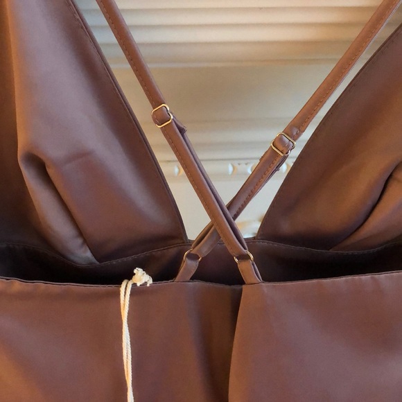 Light satin dress - Picture 3 of 4